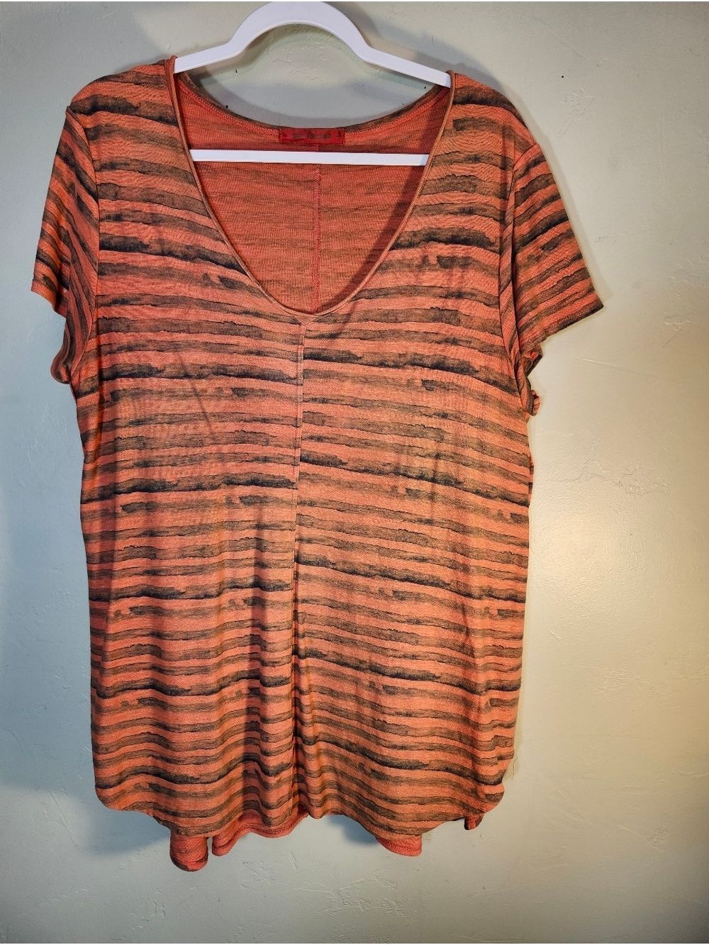 Cut Loose Relaxed V-Neck Short Sleeve Tee in Coral and Black Stripes Sz L